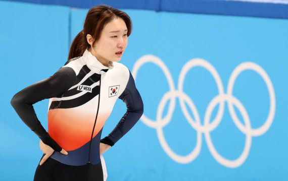 [베이징(중국)=뉴시스] 고범준 기자 = 11일 오후 중국 베이징 캐피털 실내경기장에서 열린 2022 베이징동계올림픽 쇼트트랙 여자 1000m 결승, 한국 최민정이 은메달을 획득한 후 아쉬움의 눈물을 흘리고 있다. 2022.02.11. bjko@newsis.com <저작권자ⓒ 공감언론 뉴시스통신사. 무단전재-재배포 금지.> /사진=뉴시스화상