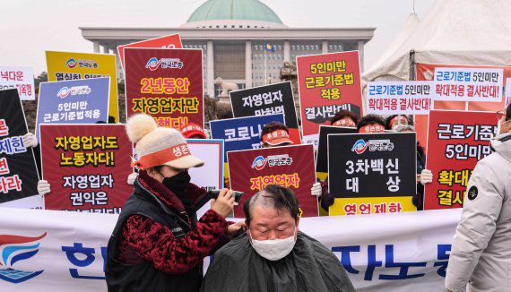 전국자영업자노동조합 회원들이 14일 국회 앞에서 기자회견을 열고 손실보상 소급 적용을 촉구하며 삭발하고 있다. 사진=김범석 기자