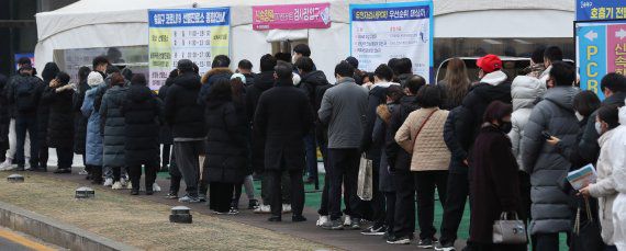 코로나19 신규 확진자수가 닷새째 5만명대를 기록한 14일 오전 서울 송파구 선별진료소에서 시민들이 코로나19 검사를 받기 위해 길게 줄지어 서 있다. /사진=뉴시스