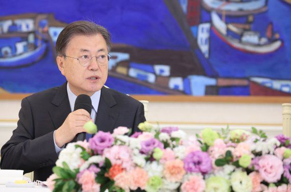 [서울=뉴시스] 전진환 기자 = 문재인 대통령이 10일 청와대에서 열린 자립준비청년 초청 오찬 간담회에 참석, 인사말을 하고 있다. 2022.02.10. amin2@newsis.com <저작권자ⓒ 공감언론 뉴시스통신사. 무단전재-재배포 금지.> /사진=뉴시스화상