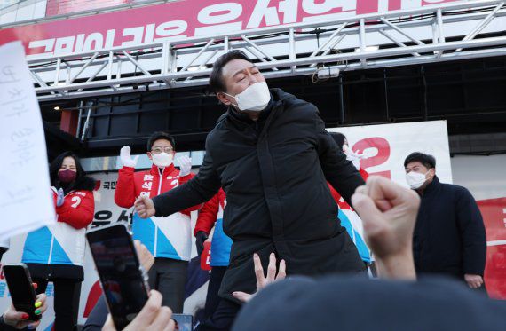 윤석열 국민의힘 대선 후보가 17일 서울 송파구 석촌호수 서호 인근 사거리에서 유권자들을 향해 지지를 호소하고 있다. 사진=뉴시스화상