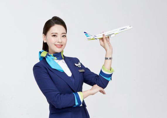 에어부산이 '틱톡(TikTok)' 운영을 위해 공식 계정을 개설하고 MZ 세대와 적극적인 소통에 나섰다. 에어부산 캐빈승무원 에어부산 제공