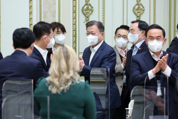 문재인 대통령이 17일 오전 청와대 영빈관에서 열린 외국인 투자기업인들과의 간담회에 참석하기 위해 입장하고 있다. 뉴시스