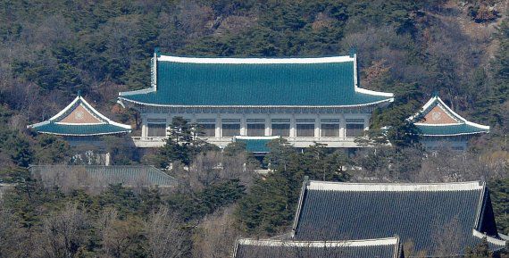 오늘(15일)부터 제20대 대통령선거 공식선거운동이 시작되면서 제주도민의 표심 향배가 관심이다. 제주는 '전국 1%'에 불과하지만 여야 모두 판세를 가늠할 요충지로 여기고 있다. 청와대 전경 /사진=뉴스1