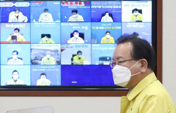 김부겸 국무총리가 18일 오전 서울 종로구 정부서울청사에서 열린 코로나19 대응 중앙재난안전대책본부 회의에 참석하고 있다. (공동취재사진) /사진=뉴시스화상