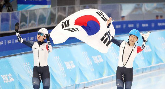 (베이징=뉴스1) 박지혜 기자 = 정재원(왼쪽), 이승훈이 19일 오후 중국 베이징 국립 스피드스케이팅 경기장에서 열린 2022 베이징 동계올림픽 스피드스케이팅 남자 매스스타트 결승 경기에서 은메달, 동메달을 획득한 뒤 태극기를 들고 기뻐하고 있다. 2022.2.19/뉴스1 /사진=뉴스1화상