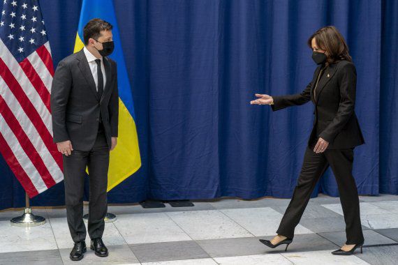 카멀라 해리스 미국 부통령(오른쪽)이 19일(현지시간) 독일 뮌헨안보회의에서 볼로디미르 젤렌스키 우크라이나 대통령을 만나고 있다.                                      19일(현지시간) 독일 뮌헨에서 열린 주요7개국(G7) 외무장관 긴급회담에 참석한 토니 블링컨 미국 국무장관(앞줄 왼쪽 첫번째)과 각국 외무장관들이 기념촬영을 하고 있다. AP뉴시스