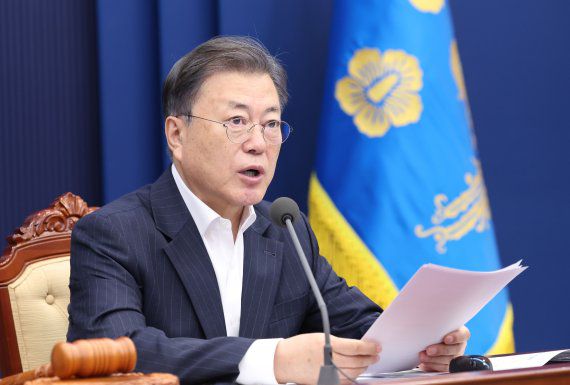 [서울=뉴시스] 김진아 기자 = 문재인 대통령이 22일 청와대 여민관에서 열린 영상국무회의에서 발언하고 있다. 2022.02.22. bluesoda@newsis.com <저작권자ⓒ 공감언론 뉴시스통신사. 무단전재-재배포 금지.> /사진=뉴시스화상