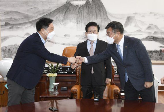 추가경정예산안 처리 여부를 두고 1일 여의도 국회의장실에서 박병석 국회의장(가운데) 주재로 회동하고 있는 윤호중 더불어민주당 원내대표(오른쪽)와 김기현 국민의힘 원내대표(왼쪽)의 모습. 2022.2.21/뉴스1 © News1 이동해 기자 /사진=뉴스1