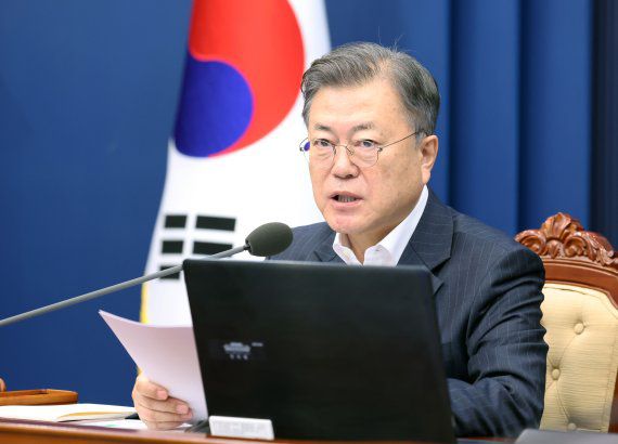 [서울=뉴시스] 김진아 기자 = 문재인 대통령이 22일 청와대 여민관에서 열린 영상국무회의에서 발언하고 있다. 2022.02.22. bluesoda@newsis.com <저작권자ⓒ 공감언론 뉴시스통신사. 무단전재-재배포 금지.> /사진=뉴시스화상