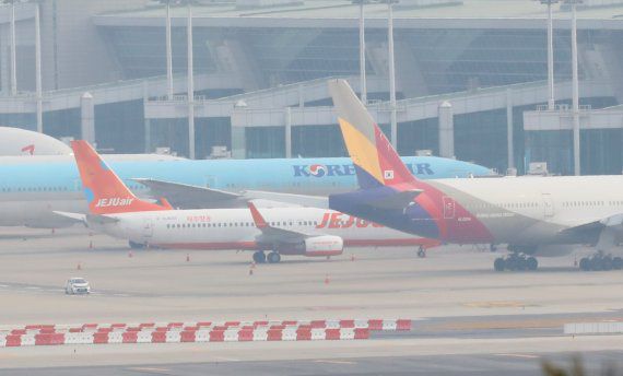 신종 코로나바이러스(코로나19) 장기화로 저비용항공사(LCC)들의 피해가 점점 커지고 있는 가운데 14일 인천국제공항 전망대에서 바라본 계류장에 비행기들이 서 있다 이런 상황에서 정부가 항공업계에 지원해 온 고용유지 지원금이 이달 말로 중단될 예정이어서 LCC는 더욱 벼랑 끝으로 몰릴 처지에 놓였다. 2022.2.14/뉴스1 © News1 권현진 기자 /사진=뉴스1