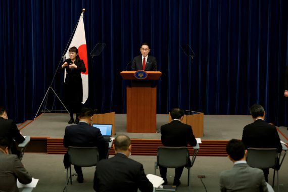 기시다 후미오 일본 총리가 25일 일본 도쿄 총리관저에서 우크라이나 사태와 관련 기자회견을 하고 있다. AP뉴시스                                    24일(현지시간) 우크라이나 동부 도네츠크에서 우크라이나 군인들이 병력 수송 장갑차를 타고 이동하고 있다. AP뉴시스