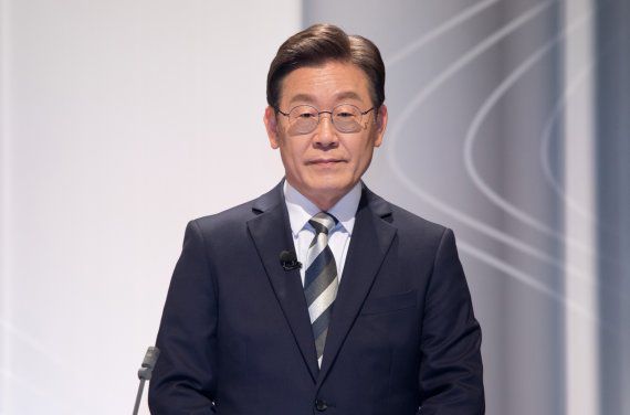 이재명 더불어민주당 대선 후보가 25일 오후 서울 마포구 상암동 SBS스튜디오에서 열린 중앙선거방송토론위원회 주관 제20대 대통령선거 후보 초청 2차 법정 TV 토론회에서 토론을 준비하고 있다. 사진=뉴스1화상