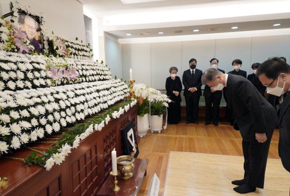 (서울=뉴스1) = 문재인 대통령이 26일 오후 서울대병원 장례식장에 마련된 고 이어령 전 문화부 장관의 빈소를 찾아 조문하고 있다.(청와대 제공)2022.2.26/뉴스1 /사진=뉴스1화상