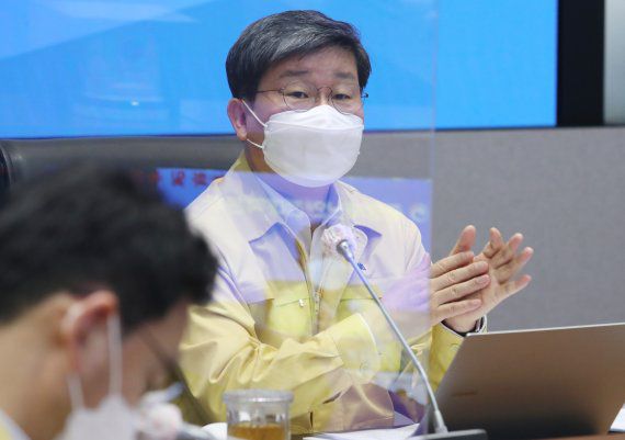 전해철 중앙재난안전대책본부(중대본) 2차장(행정안전부 장관)이 28일 서울 종로구 정부서울청사 중앙재난안전상황실에서 열린 코로나19 중앙재난안전대책본부 회의에 참석해 발언하고 있다. 뉴시스