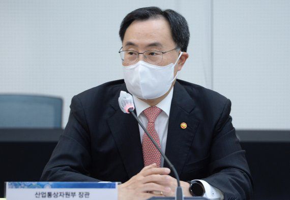 문승욱 산업통상자원부 장관이 28일 경기 안산시 율촌화학에서 열린 소재·부품·장비 협력모델 성과 현장 간담회에서 발언을 하고 있다. (사진=산업통상자원부 제공) /사진=뉴시스화상