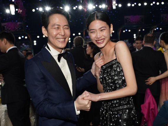 Lee Jung-jae, left, and Jung Ho-yeon react in the audience at the 28th annual Screen Actors Guild Awards at the Barker Hangar on Sunday, Feb. 27, 2022, in Santa Monica, Calif. (Photo/Chris Pizzello) /뉴시스/AP /사진=뉴시스 외신화상                                    Lee Jung-Jae reacts in the audience as he is announced the winner for the award for outstanding performance by a male actor in a drama series for /사진=뉴시스 외신화상                                    [샌타모니카=AP/뉴시스] 넷플릭스 한국 드라마 오징어 게임의 배우 이정재, 정호연, 김주령, 아누팜 트리파티, 박해수(왼쪽부터)가 27일(현지시간) 미 캘리포니아주 샌타모니카의 바커 행어에서 열리는 제28회 미국배우조합상(SAG) 시상식에 도착해 포토타임을 갖고 있다. /사진=뉴시스
