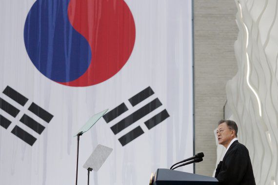 문재인 대통령이 1일 오전 서울 서대문구 국립대한민국임시정부기념관에서 열린 제103주년 3·1절 기념식에 참석, 기념사를 하고 있다. 뉴스1                                    문재인 대통령이 1일 서울 서대문구 국립 대한민국임시정부 기념관에서 열린 제103주년 3.1절 기념식에서 기념사를 하고 있다. 뉴시스