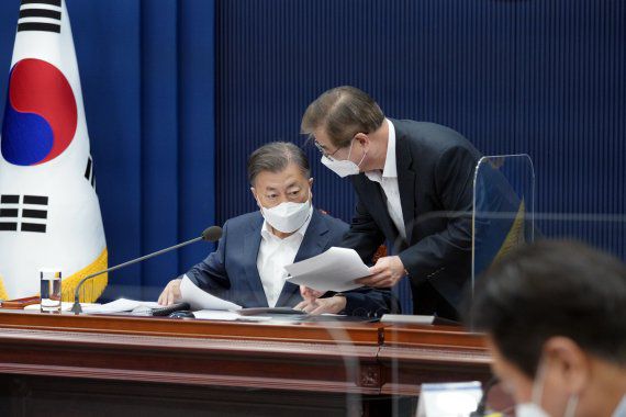 (서울=뉴스1) = 문재인 대통령과 서훈 국가안보실장이 3일 오전 청와대 여민관 영상회의실에서 열린 국가안전보장회의(NSC) 확대 관계장관회의 시작에 앞서 대화하고 있다.(청와대 제공) 2022.3.3/뉴스1 /사진=뉴스1화상