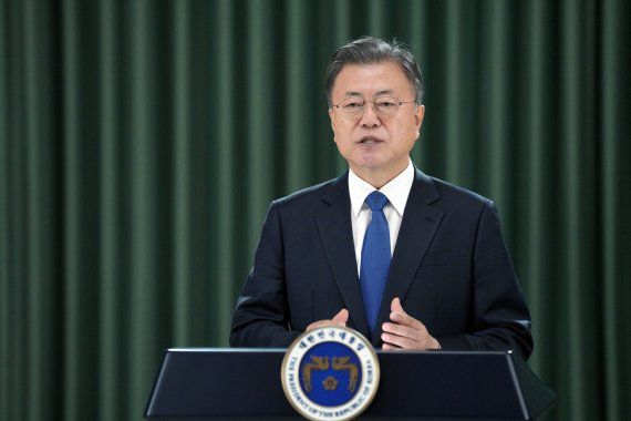 [서울=뉴시스] 문재인 대통령이 2일 열린 제1회 한국에너지공과대학교 입학식 및 비전 선포식 축사를 영상으로 전하고 있다. (사진=청와대 제공) 2022.03.02. photo@newsis.com <저작권자ⓒ 공감언론 뉴시스통신사. 무단전재-재배포 금지.> /사진=뉴시스화상