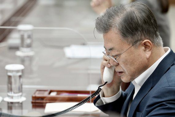 [서울=뉴시스] 문재인 대통령이 3일 오후 청와대 여민관 소회의실에서 볼로디미르 젤렌스키 우크라이나 대통령과 통화하고 있다. (사진=청와대 제공) 2022.03.03. photo@newsis.com <저작권자ⓒ 공감언론 뉴시스통신사. 무단전재-재배포 금지.> /사진=뉴시스화상