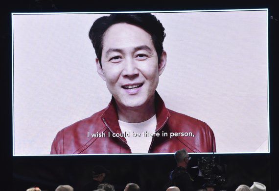 [샌타모니카=AP/뉴시스] 배우 이정재가 6일(현지시간) 미 캘리포니아주 샌타모니카에서 열린 제37회 인디펜던트 스피릿 어워즈에서 '오징어 게임'으로 남우주연상을 받고 원격 소감을 밝히고 있다. 2022.03.07. <저작권자ⓒ 공감언론 뉴시스통신사. 무단전재-재배포 금지.> /사진=뉴시스화상