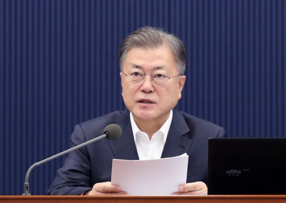 [서울=뉴시스] 김진아 기자 = 문재인 대통령이 8일 청와대 여민관에서 열린 영상 국무회의에서 자리에 앉고 있다. 2022.03.08. bluesoda@newsis.com <저작권자ⓒ 공감언론 뉴시스통신사. 무단전재-재배포 금지.> /사진=뉴시스화상