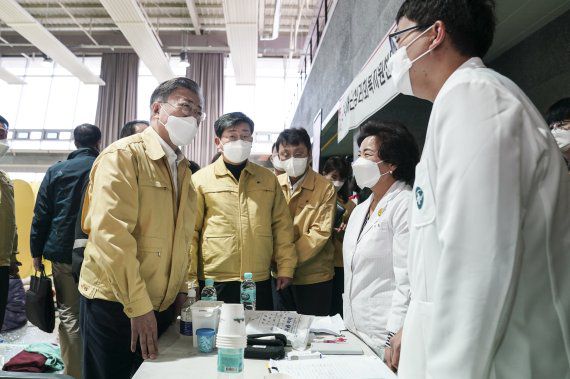 (울진=뉴스1) = 강원ㆍ경북 산불현장 방문에 나선 문재인 대통령이 6일 경북 울진군 울진국민체육센터에 마련된 대피소를 찾아 의료진을 격려하고 있다.(청와대 제공)2022.3.6/뉴스1 /사진=뉴스1화상