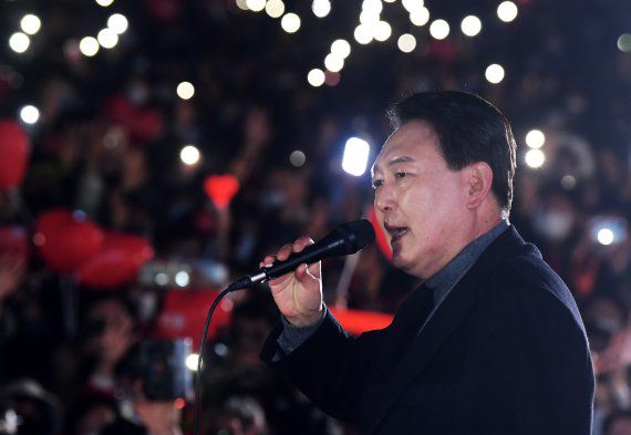 윤석열 국민의힘 대선후보가 제20대 대통령 선거를 지난 8일 오후 중구 서울광장에서 유세를 갖고 지지를 호소하고 있다. 2022.3.8 /사진=뉴스1
