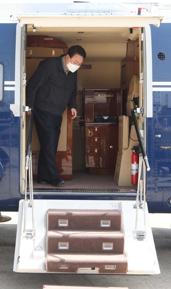 윤석열 대통령 당선인이 15일 경북 울진군 울진비행장에 도착해 헬기에서 내리고 있다. 윤 당선인은 이날 울진, 동해 등 산불피해지역을 방문했다. 사진=뉴시스화상