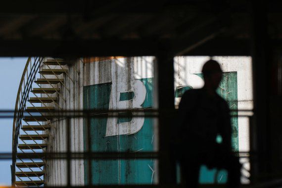 브라질 국영석유회사 페트로브라스 직원이 14일(현지시간) 브라질리아의 석유 보관탱크 옆에서 작업하고 있다. 로이터뉴스1