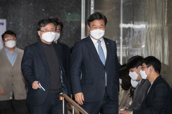 윤호중 더불어민주당 비대위원장이 17일 서울 여의도 국회에서 재선 의원 간담회에 입장하고 있다. 공동취재사진, 뉴시스                                    윤석열 대통령 당선인이 16일 오후 서울 종로구 통의동 집무실에서 점심 식사를 위해 안철수 인수위원장, 권영세 인수위 부위원장, 원희룡 기획위원장 등과 함께 식당으로 이동하고 있다. 사진=서동일 기자