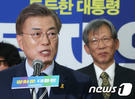 문재인 더불어민주당 대선 후보가 24일 서울 여의도 중앙당사에서 열린 '서울역사문화벨트조성공약 기획위원회'와 '광화문대통령공약 기획위원회' 출범 기자회견에서 인사말을 하고 있다. 오른쪽은 위원장으로 선임된 유홍준 전 문화재청장. 2017.4.24/뉴스1.사진=뉴스1