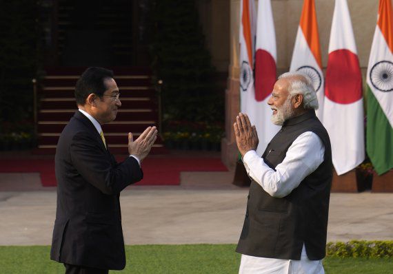지난 19일(현지시간) 인도 뉴델리를 방문한 기시다 후미오 일본 총리가 나렌드라 모디 인도 총리와 인사를 나누는 모습. AP뉴시스                                    지난 20일(현지시간) 기시다 후미오 일본 총리가 올해 아세안 의장국인 캄보디아를 방문, 수도 프놈펜에서 훈센 총리와 함께 정상회담을 하러 이동하고 있다. AP뉴시스
