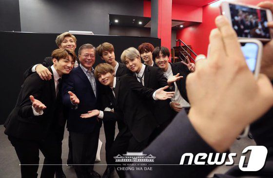 문재인 대통령이 지난 2018년 10월14일 오후(현지시간) 프랑스 파리 트레지엄 아트극장에서 열린 '한·불 우정의 콘서트' 공연을 마치고 케이팝 그룹 방탄소년단과 기념촬영을 하고 있다.