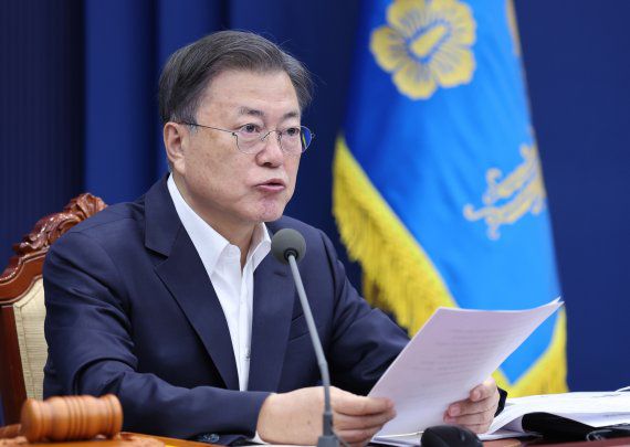 [서울=뉴시스] 김진아 기자 = 문재인 대통령이 22일 오전 청와대 여민관에서 열린 영상국무회의에서 발언하고 있다. 2022.03.22. bluesoda@newsis.com <저작권자ⓒ 공감언론 뉴시스통신사. 무단전재-재배포 금지.> /사진=뉴시스화상