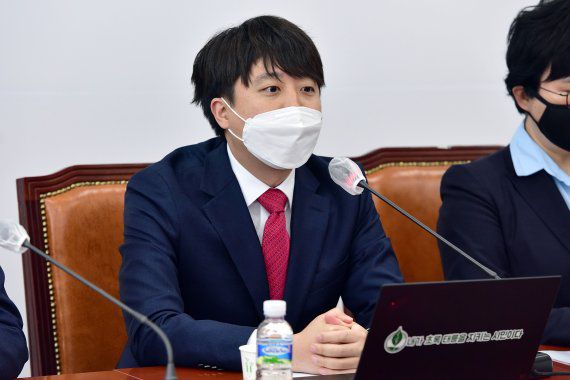 이준석 국민의힘 대표가 21일 서울 여의도 국회에서 열린 최고위원회의에서 발언하고 있다. (공동취재사진) 사진=뉴시스