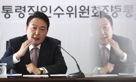 윤석열 대통령 당선인이 22일 서울 통의동 대통령직인수위원회에서 열린 간사단 회의에서 발언을 하고 있다. /사진=박범준 기자