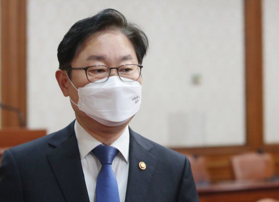 박범계 법무부 장관이 15일 오전 서울 종로구 정부서울청사에서 열린 국무회의에 참석하고 있다. 사진=뉴시스