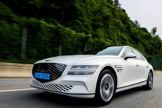 문재인 대통령이 퇴임 후 월 212만7400원의 예산을 지원받아 타게 될 제네시스 G80 전기차 2022년형. /사진=현대차 제공