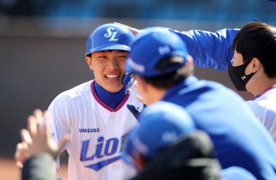 삼성 신인 이재현이 3일 KIA와 연습경기에서 홈런을 친 뒤 더그아웃에서 동료들의 축하를 받고 있다.(삼성 라이온즈 제공) /사진=뉴스1
