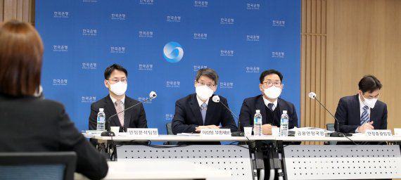 한국은행은 24일 서울 세종대로 한국은행에서 금융안정 상황(2022년 3월) 설명회를 개최했다. 참석자들이 기자들의 질문에 답하고 있다. 왼쪽부터 이대건 안정분석팀장, 이상형 부총재보, 이정욱 금융안정국장, 임광규 안정총괄팀장. 한국은행 제공