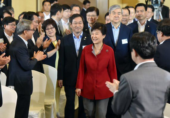 유정복 국민의힘 인천시장선거 예비후보는 24일 페이스북에 삼성병원을 퇴원하는 박근혜 전 대통령에 대한 소감을 밝혔다. 사진은 박근혜 대통령 2015년 7월 송도 컨벤시아에서 열린 인천창조경제혁신센터 개소식 참석 당시 모습.