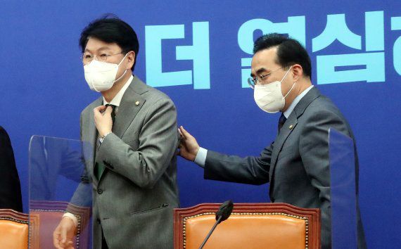 박홍근 더불어민주당 신인 원내대표가 25일 서울 여의도 국회에서 장제원 대통령 당선인 비서실장을 접견하고 있다. 공동취재사진, 뉴시스.