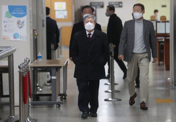 김성호 전 국정원장이 25일 서울중앙지법에서 열린 2심 선고공판에 출석하고 있다. 김 전 원장은 이명박 전 대통령에게 국가정보원 특수활동비 4억원을 상납해 국고 손실을 끼친 혐의로 재판에 넘겨졌으나 1심에서 '무죄'를 선고받았다. /사진=뉴시스