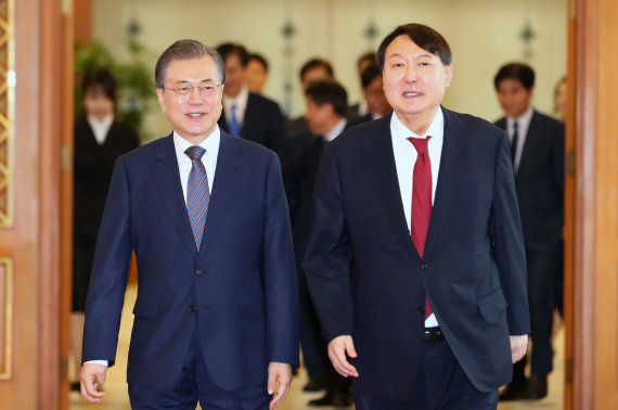 【서울=뉴시스】박진희 기자 = 문재인 대통령이 25일 청와대 본관에서 윤석열 신임 검찰총장 임명장 수여식을 마치고 환담장으로 향하고 있다. 2019.07.25. pak7130@newsis.com /사진=뉴시스