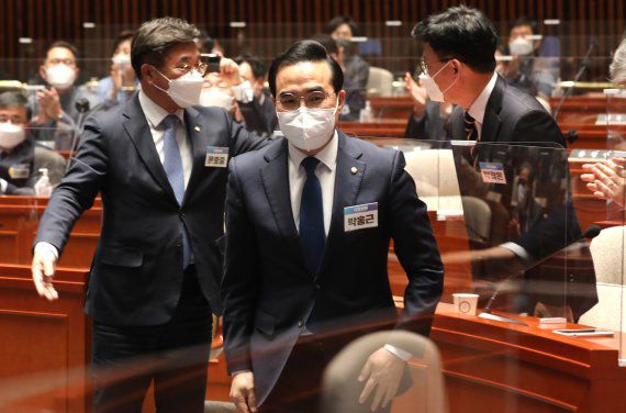 더불어민주당 신임 원내대표에 선출된 박홍근 의원이 24일 국회에서 열린 의원총회에서 당선인사를 위해 단상으로 이동하고 있다. 뉴스1                                    장제원 대통령 당선인 비서실장(왼쪽)이 25일 오전 서울 여의도 국회에서 박홍근 더불어민주당 신임 원내대표를 예방해 윤 당선인의 축하 난과 메시지를 전달하고 있다. 뉴스1                                    박홍근 더불어민주당 신임 원내대표(오른쪽 두번째)가 25일 국회 소통관에서 신임 원내운영수석부대표에 재선 진성준(서울 강서을.왼쪽 두번째), 원내정책수석부대표에 박찬대(인천 연수갑.왼쪽 첫번째) 의원의 선임 결과를 발표하고 있다. 뉴스1.