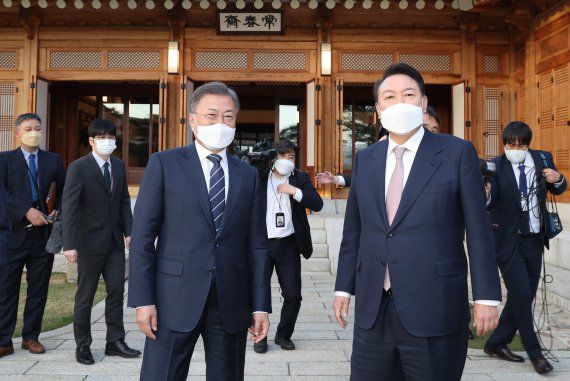 문재인 대통령과 윤석열 대통령 당선인이 28일 오후 청와대 상춘재에서 만찬 회동에 앞서 대화하고 있다. 사진=뉴시스화상