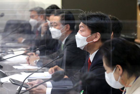 인수위사진기자단 = 안철수 대통령직 인수위원회 위원장이 28일 오전 서울 종로구 삼청동 금융연수원에서 제3차 인수위원회 전체회의를 주재하고 있다. 사진=뉴스1화상