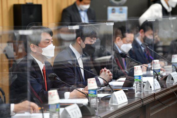 안철수 대통령직인수위원장(왼쪽 첫번째)이 28일 오후 서울 종로구 인수위에서 열린 제4차 코로나비상대응특위 전체회의에서 모두발언을 하고 있다. 사진=서동일 기자